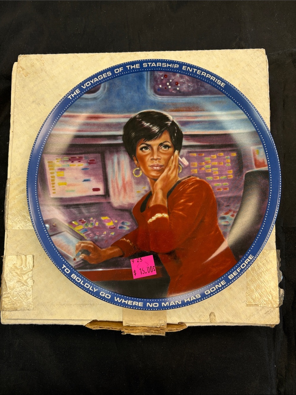 Star Trek The Original Series Uhura Decorative Plate - Red.  0292
